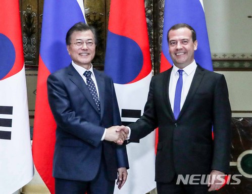 【모스크바(러시아)=뉴시스】전신 기자 = 문재인 대통령이 21일(현지시간) 러시아 모스크바 정부 영빈관에서 드미트리 메드베데프 총리와 만나 악수하고 있다. 2018.06.21. photo1006@newsis.com