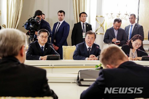 【모스크바(러시아)=뉴시스】전신 기자 = 문재인 대통령이 21일(현지시간) 러시아 모스크바 정부 영빈관에서 드미트리 메드베데프 총리와 면담하고 있다. 2018.06.21.&nbsp; photo1006@newsis.com