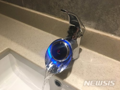 [서울=뉴시스] 오는 18일부터 신축 건물, 물 사용량이 많은 숙박업·목욕장업, 공중화장실에 설치되는 변기와 수도꼭지 절수설비에 절수등급 표시가 의무화된다. 사진은 세면대 수도꼭지에서 물이 흐르고 있는 모습. (사진=뉴시스 DB). photo@newsis.com