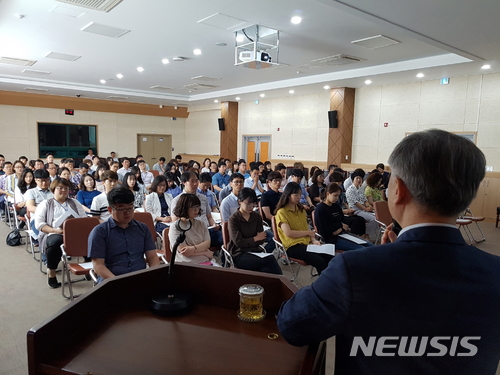 【괴산=뉴시스】김재광 기자 = 충북 괴산군은 22일 군청 대회의실에서 공무원 200여명이 참석한 가운데 ‘지방분권 강연’을 했다.2018.06.22.(사진=괴산군 제공)  photo@newsis.com