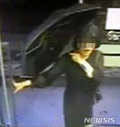 【서울=뉴시스】이예슬 기자 = 박씨가 여장을 하고 A씨 명의 계좌에서 돈을 인출해 나오는 모습. (제공=중랑경찰서) 2018.11.16