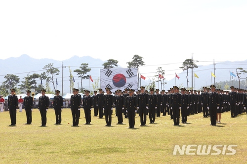 【괴산=뉴시스】김재광 기자 = 22일 충북 괴산군 육군 학생군사학교 대연병장에서 학사사관, 단기간부사관 합동 임관식이 열려 신임장교들이 애국가를 제창하고 있다.2018.06.22.(사진=육군 학생군사학교 제공)  photo@newsis.com