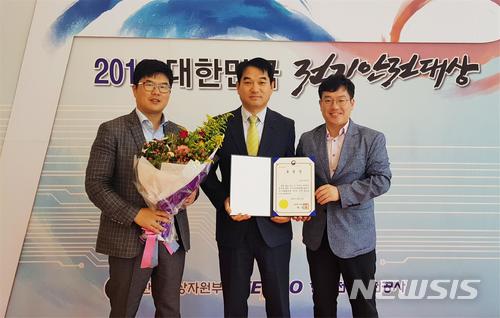  【부산=뉴시스】허상천 기자 =  부산시설공단은 22일 산업통상자원부 주최로 열린 2018 대한민국 전기안전대상 시상식에서 전기안전 유공표창 단체상을 수상했다. 단체상을 수상한 부산시설공단 김찬석 안전관리팀장(중앙)과 직원들이 기념촬영을 했다. 2018.06.22. (사진 = 시설공단 제공) photo@newsis.com