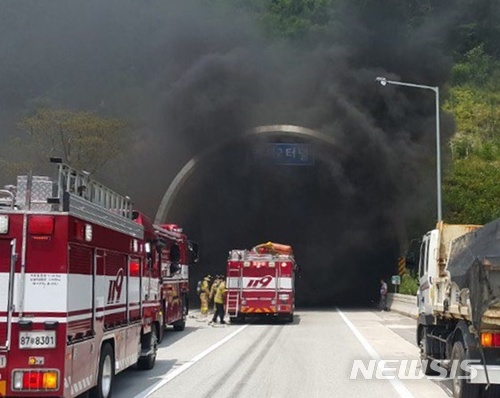 【울산=뉴시스】박일호 기자 = 22일 낮 12시27분께 울산시 울주군 범서읍 울산포항고속도로 범서제2터널에서 차량 화재가 발생해 검은 연기가 터널 밖으로 뿜어져 나오고 있다. 2018.06.22. (사진=울산 중부소방서 제공) photo@newsis.com