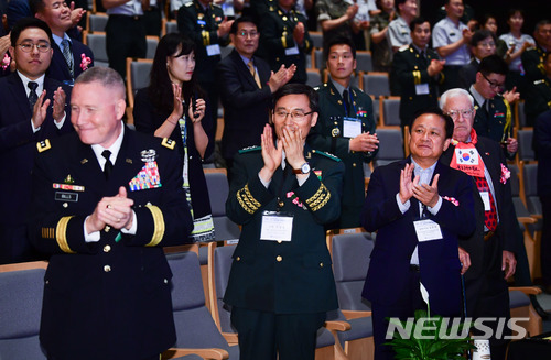 【안동=뉴시스】류상현 기자 = 22일 경북도청 동락관에서 열린 6·25전쟁 제68주년 국제학술세미나에서 참석자 소개가 진행되고 있다. (맨왼쪽 마이클 A 빌스 미8군사령관, 왼쪽 2번째 서정열 육군3사관학교장, 3번째 김순견 경제부지사) 2018.6.22. (사진=경북도 제공)  photo@newsis.com 