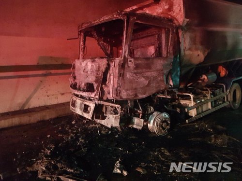 【울산=뉴시스】배병수 기자 = 22일 낮 12시27분께 울산시 울주군 범서읍 울산포항고속도로 범서제2터널에서 5t 사료 운반차량에 화재가 발생했다. 불에 탄 화물차량. 2018.06.22. bbs@newsis.com