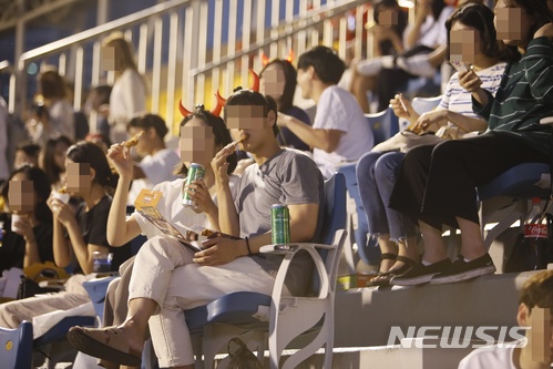 【청주=뉴시스】임장규 기자 = 2018 러시아 월드컵 예선 1차전 대한민국 대 스웨덴 전을 보러 18일 오후 충북 청주종합운동장 단체 응원장을 찾은 시민들이 치킨을 먹으며 대형 스크린을 바라보고 있다. 2018.06.18. imgiza@newsis.com