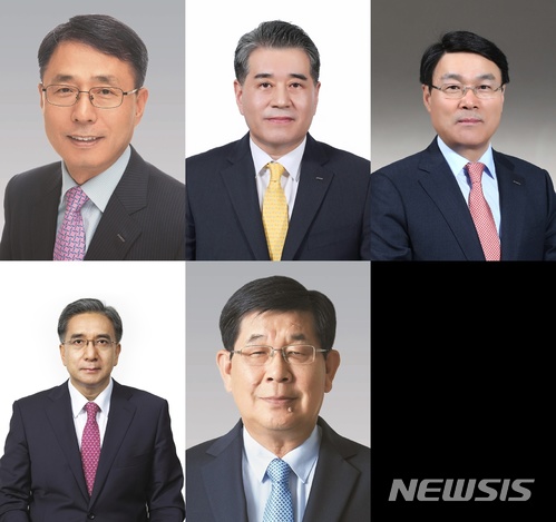 【서울=뉴시스】김동현 기자 = 포스코 차기 CEO 후보 5명으로 최종 발탁된 오인환 철강 1부문장 대표이사 사장, 장인화 철강 2부문장 대표이사 사장, 최정우 포스코켐텍 대표이사 사장, 김영상 포스코대우 대표이사 사장, 김진일 전 포스코 철강생산본장의 모습(사진제공 = 포스코) 