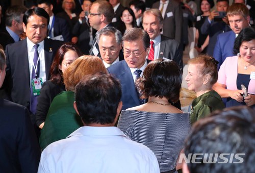 【모스크바(러시아)=뉴시스】전신 기자 = 문재인 대통령이 21일(현지시간) 러시아 모스크바 시내 숙소 호텔에서 열린 한-러 우호 친선의 밤 행사에 입장하고 있다. 2018.06.22.&nbsp; photo1006@newsis.com