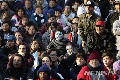 【부에노스아이레스=AP/뉴시스】21일(현지시간) 아르헨티나 부에노스아이레스에서 시민들이 대형 화면을 통해 아르헨티나와 크로아티아의 러시아 월드컵 조별리그 경기를 시청하고 있다. 