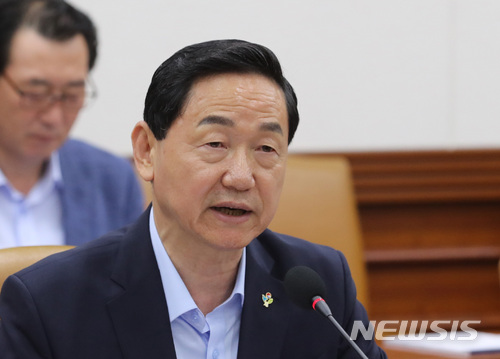 【서울=뉴시스】전진환 기자 = 김상곤 부총리 겸 교육부장관이 22일 오전 서울 종로 정부서울청사에서 사회관계장관회의를 주재하고 있다. 2018.06.22. amin2@newsis.com