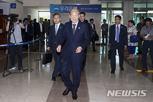 【고성(강원)=뉴시스】 사진공동취재단 = 박경서 대한적십자사 회장 등 남측 대표단이 8·15 이산가족상봉행사 등 인도적 사안 논의 예정인 남북 적십자회담을 위해 22일 오전 강원도 고성 동해선 남북출입사무소(CIQ)를 통해 출경하고 있다. 2018.06.22.&nbsp; photo@newsis.com