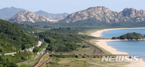 【고성(강원)=뉴시스】 사진공동취재단 = 8·15 이산가족 상봉행사를 논의하기 위해 방북하는 남북 적십자회담 남측 대표단을 태운 버스가 22일 오전 동해선 육로 비무장지대를 통과해 금강산으로 향하고 있다. 2018.06.22. photo@newsis.com