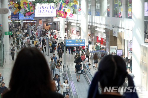 【인천공항=뉴시스】홍찬선 기자 = 면세업계의 판도를 바꿀 인천공항 제1여객터미널 면세사업자가 22일 결정된다. . 인천공항 면세점은 롯데면세점이 중국발 사드의 영향으로 매출이 감소됐다며 인천공항공사에 임대료 인하를 주장했지만 받아들여지지 않아 철수를 결심했다. 이에 따라 지난달 공사는 롯데면세점이 철수하는 면세점 DF1(향수·화장품, 탑승동 전품목), DF5(패션·피혁) 구역에 대한 입찰을 실시해 신세계DF와 호텔신라를 복수사업자로 선정해 관세청에 통보했다. 이르면 이날 오후 인천공항 면세점의 주인의 향방이 가려질 예정이다. 사진은 22일 오전 인천공항 제1여객터미널 면세점의 모습. 2018.06.22.   mania@newsis.com