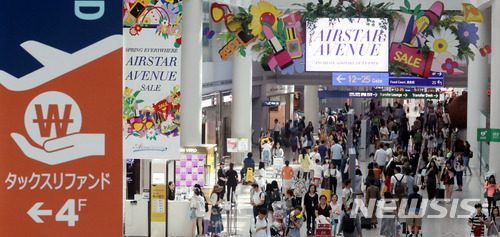 【인천공항=뉴시스】홍찬선 기자 = 6월22일 오전 인천공항 제1여객터미널 면세점의 모습. 2018.06.22.&nbsp; mania@newsis.com