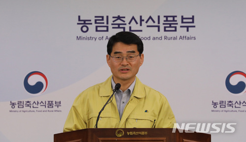 【세종=뉴시스】강종민 기자 = 노수현 농림축산검역본부 식물검역부장이 22일 오전 정부세종청사에서 붉은불개미 유입 확산 방지에 대한 정부의 총력 대응방안을 설명하고 있다. 2018.06.22.&nbsp; ppkjm@newsis.com