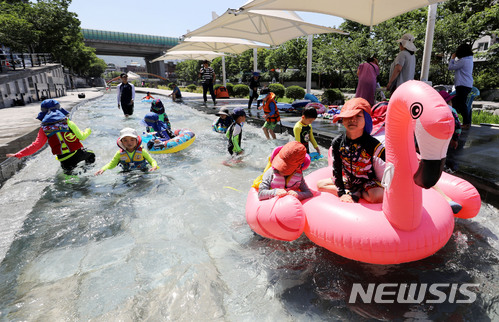 【서울=뉴시스】송파구 성내천 물놀이장. (자료사진)