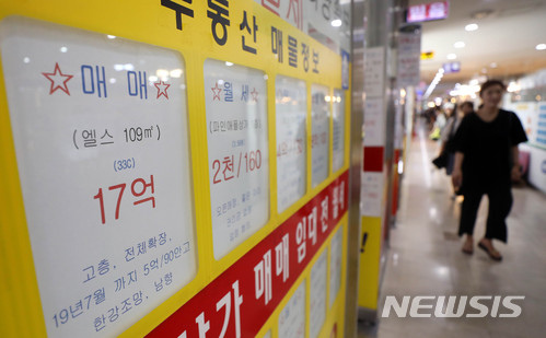 【서울=뉴시스】추상철 기자 = 서울 아파트값이 2주 연속 상승폭이 커지고 있다. 22일 오후 서울 송파구 공인중개사 사무소에는 아파트 매매값이 게시돼 있다. 2018.06.22.&nbsp; scchoo@newsis.com