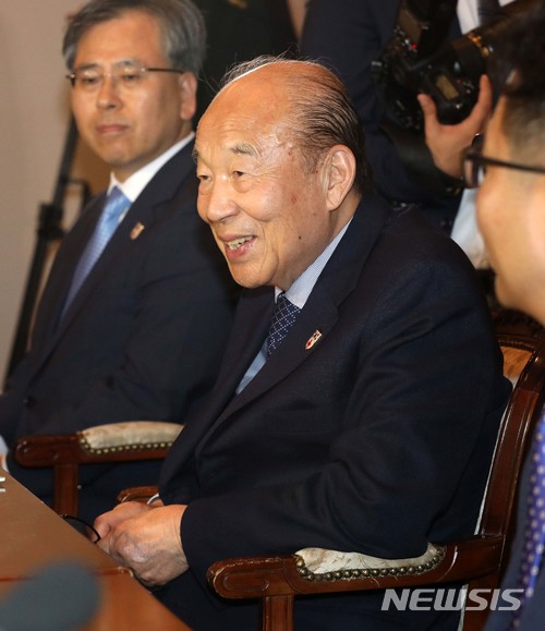 【금강산=뉴시스】 사진공동취재단 = 남측 수석대표인 박경서 대한적십자사 회장이 22일 북한 금강산호텔에서 열린 남북적십자회담에서 인사말을 하고 있다. 2018.06.22. photo@newsis.com