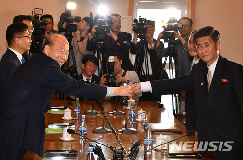 【금강산=뉴시스】 사진공동취재단 = 22일 북한 금강산호텔에서 열린 남북적십자회담에서 남측 수석대표인 박경서 대한적십자사 회장(왼쪽)과 북측 수석대표인 박용일 조국평화통일위원회 부위원장이 악수하고 있다. 2018.06.22.&nbsp; photo@newsis.com