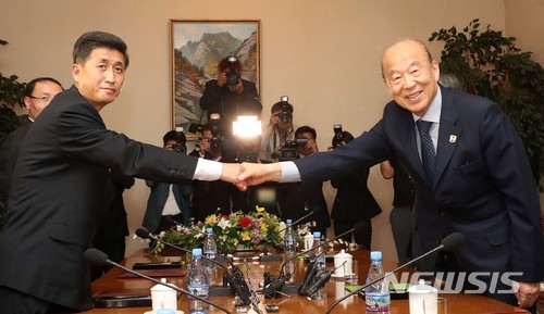 【금강산=뉴시스】 사진공동취재단 = 22일 북한 금강산호텔에서 열린 남북적십자회담에서 남측 수석대표인 박경서 대한적십자사 회장(오른쪽)과 북측 수석대표인 박용일 조국평화통일위원회 부위원장이 악수하고 있다. 2018.06.22. photo@newsis.com