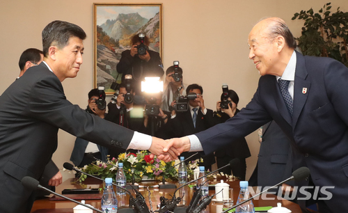 【금강산=뉴시스】 사진공동취재단 = 22일 북한 금강산호텔에서 열린 남북적십자회담에서 남측 수석대표인 박경서 대한적십자사 회장(오른쪽)과 북측 수석대표인 박용일 조국평화통일위원회 부위원장이 악수하고 있다. 2018.06.22.&nbsp; photo@newsis.com