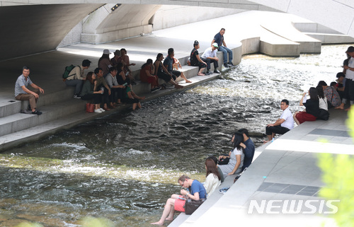 【서울=뉴시스】이영환 기자 = 서울의 낮 기온이 32도까지 오르고 연일 불볕더위가 이어지고 있는 22일 오후 서울 종로구 청계천 모전교 밑에서 시민과 관광객들이 더위를 피해 휴식을 취하고 있다. 2018.06.22. 20hwan@newsis.com
