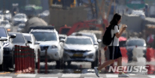 【서울=뉴시스】박주성 기자 = 서울 낮 기온이 34도까지 오르는 등 전국에 무더위가 이어지고 있는 가운데 22일 오후 서울 여의대로에 지열로 인한 아지랑이가 피어오르고 있다. 2018.06.22. park7691@newsis.com