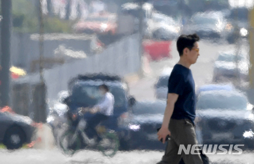 【서울=뉴시스】박주성 기자 = 전국에 무더위가 이어지고 있는 가운데 22일 오후 서울 여의대로에 지열로 인한 아지랑이가 피어오르고 있다. 2018.06.22. park7691@newsis.com