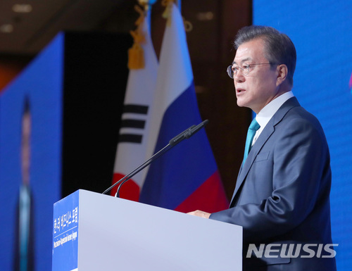 【서울=뉴시스】= 문재인 대통령은 29일 오전 평택 험프리스 기지에서 열린 주한미군사령부 신청사 개관식에 축하 메시지를 보내며 한미동맹의 위대한 발전을 기대했다. 문 대통령은 이날 청사 개관식에 직접 참석할 것으로 알려졌으나 감기 몸살로 연가를 내면서 불참하게 됐다.(사진=뉴시스 자료사진). 2018.06.29 photo1006@newsis.com