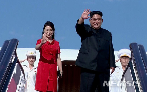 【서울=뉴시스】북한 조선중앙TV는 21일 김정은 국무위원장의 귀국 하루 만에 김 위원장의 세 번째 중국 방문을 담은 영상을 공개했다. 조선중앙TV는 김 위원장이 리설주 여사와 참매 1호를 타고 베이징에 도착해 시진핑 주석과 펑리위안 여사의 영접을 받는 모습과 농업과학원 국가농업과학혁실기술원, 베이징시 궤도 교통지휘센터, 중국 주재 북한대사관 등을 방문한 방중 일정의 영상을 공개했다. 2018.06.22. (사진=조선중앙TV 캡쳐)&nbsp; photo@newsis.com