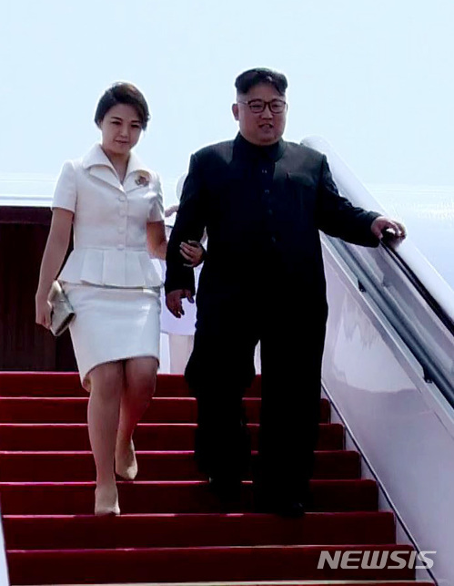 【서울=뉴시스】북한 조선중앙TV는 21일 김정은 국무위원장의 귀국 하루 만에 김 위원장의 세 번째 중국 방문을 담은 영상을 공개했다.조선중앙TV는 김 위원장이 리설주 여사와 참매 1호를 타고 베이징에 도착해 시진핑 주석과 펑리위안 여사의 영접을 받는 모습과 농업과학원 국가농업과학혁실기술원, 베이징시 궤도 교통지휘센터, 중국 주재 북한대사관 등을 방문한 방중 일정의 영상을 공개했다. 2018.06.22. (사진=조선중앙TV 캡쳐) photo@newsis.com