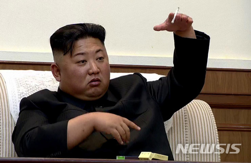 【서울=뉴시스】북한 조선중앙TV는 21일 김정은 국무위원장의 귀국 하루 만에 김 위원장의 세 번째 중국 방문을 담은 영상을 공개했다. 조선중앙TV는 김 위원장이 리설주 여사와 참매 1호를 타고 베이징에 도착해 시진핑 주석과 펑리위안 여사의 영접을 받는 모습과 농업과학원 국가농업과학혁실기술원, 베이징시 궤도 교통지휘센터, 중국 주재 북한대사관 등을 방문한 방중 일정의 영상을 공개했다. 2018.06.22. (사진=조선중앙TV 캡쳐)  photo@newsis.com