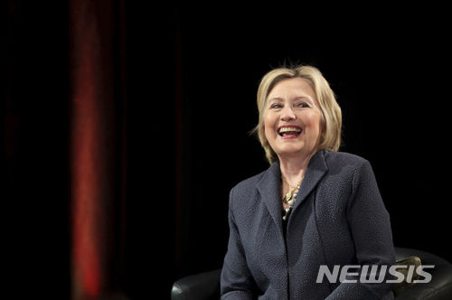 【더블린=AP/뉴시스】힐러리 클린턴 전 국무장관이 지난해 7월22일 아일랜드 더블린 한 대학에서 강연 도중 웃고 있다. 2019.04.19.