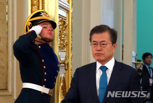 【모스크바(러시아)=뉴시스】전신 기자 = 문재인 대통령이 22일 러시아 모스크바 크레믈린 대궁전에서 열린 한-러 확대 정상회담에 참석하고 있다. 2018.06.22.&nbsp; photo1006@newsis.com