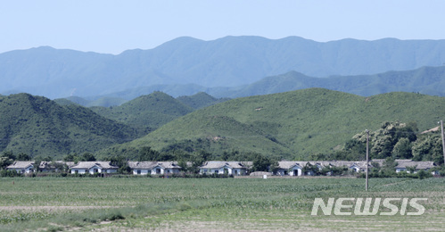 【금강산=뉴시스】 사진공동취재단 = 지난 6월 북한 강원도 금강산 인근 주택가 모습. 2018.06.22.  photo@newsis.com