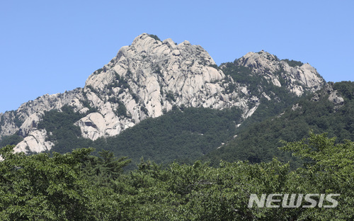 【금강산=뉴시스】 사진공동취재단 = 22일 북한 금강산호텔에서 8·15 이산가족 상봉행사를 논의하기 위한 남북 적십자회담이 열렸다. 이번 회담에는 우리측 수석대표로 박경서 대한적십자사 회장이 북측 수석대표로 박용일 조국평화통일위원회 부위원장이 참석했다. 사진은 이날 남북적십자회담이 열린 금강산호텔에서 바라본 금강산 수정봉. 2018.6.22  photo@newsis.com