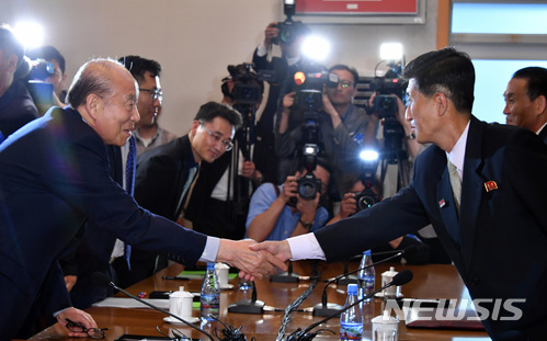 【금강산=뉴시스】사진공동취재단 = 22일 북한 금강산호텔에서 8·15를 계기로 이산가족 상봉행사를 논의하기 위해 열린 남북 적십자회담 종결회의에서 우리측 수석대표인 박경서(왼쪽) 대한적십자사 회장과 북측 수석대표인 박용일 조국평화통일위원회 부위원장이 악수를 하고 있다. 2018.06.22.photo@newsis.com