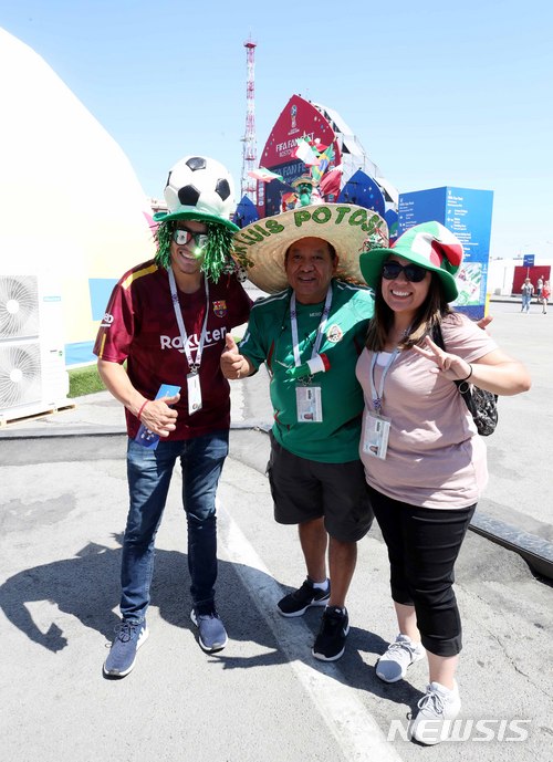 【로스토프나도누(러시아)=뉴시스】고범준 기자 = 22일 오후(현지시간) 러시아 로스토프나도누 피파 팬 페스트 공식 거리 응원 장소인 찌아뜨랄나야 광장(극장 광장)에서 멕시코 축구팬들이 2018 러시아월드컵 조별리그 E조 브라질과 코스타리카의 경기에 앞서 축제를 즐기고 있다. 대한민국 축구 대표팀은 오는 24일 멕시코, 27일 독일과 각각 조별리그를 치른다. 2018.06.22. bjkonewsis.com