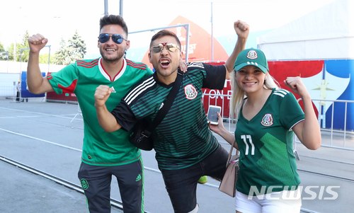 【로스토프나도누(러시아)=뉴시스】고범준 기자 = 22일 오후(현지시간) 러시아 로스토프나도누 피파 팬 페스트 공식 거리 응원 장소인 찌아뜨랄나야 광장(극장 광장)에서 멕시코 축구팬들이 2018 러시아월드컵 조별리그 E조 브라질과 코스타리카의 경기에 앞서 축제를 즐기고 있다. 대한민국 축구 대표팀은 오는 24일 멕시코, 27일 독일과 각각 조별리그를 치른다. 2018.06.22. bjkonewsis.com