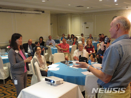 【L.A(미국)=뉴시스】김운영 편집위원 = 주한미평화봉사단(PeaceCorps Korea)과 한국 LA총영사관은 21일 코리아타운 JJ그랜드호텔에서 한인 입양인 시민권취득 보장을 위한 세미나가 열렸다.LA총사관 담당 영사들과 평화봉사자 입양자 들이 함께 참석, 입양 기관과 양부모들의 무책임한 처사로 인한 입양인 들의 인권 유린과 수난의 사례들이 제시되며 그들의 마땅히 보호 받아야할 권익 보장과 시민권을 취득할 수 있는 입법을 촉구하는 토론이 있었다. 이들은 저녁 6시30분 LA총영사관 관저에 초대 만찬회를 갖었다. 2018.06.22. uykim33@newsis.com