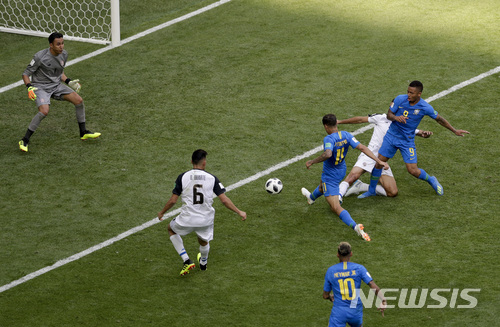 Brazil's Philippe Coutinho, center, scores the opening goal during the group E match between Brazil and Costa Rica at the 2018 soccer World Cup in the St. Petersburg Stadium in St. Petersburg, Russia, Friday, June 22, 2018. (AP Photo/Michael Sohn)