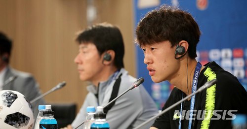 【로스토프나도누(러시아)=뉴시스】고범준 기자 = 2018 러시아월드컵 조별리그 F조 2차전 대한민국과 멕시코의 경기를 앞둔 22일 오후(현지시간) 러시아 로스토프 아레나에서 한국 축구대표팀 이재성이 공식 기자회견을 하고 있다. 대한민국 축구 대표팀은 오는 24일 멕시코, 27일 독일과 각각 조별리그를 치른다. 2018.06.22. bjko@newsis.com