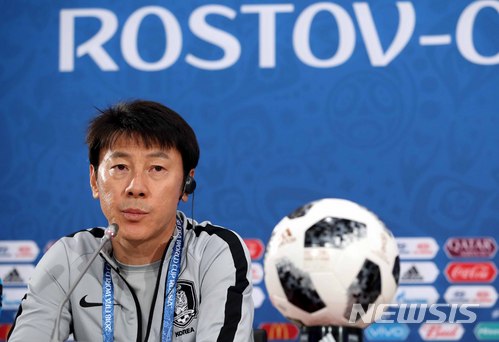 【로스토프나도누(러시아)=뉴시스】고범준 기자 = 2018 러시아월드컵 조별리그 F조 2차전 대한민국과 멕시코의 경기를 앞둔 22일 오후(현지시간) 러시아 로스토프 아레나에서 신태용 한국 축구대표팀 감독이 공식 기자회견을 하고 있다.&nbsp; 대한민국 축구 대표팀은 오는 24일 멕시코, 27일 독일과 각각 조별리그를 치른다. 2018.06.22. bjko@newsis.com