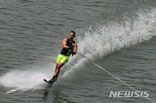 【홍천=뉴시스】한윤식 기자 = 강원 춘천과 강릉지역에 폭염특보가 발효되는 등 무더운 날씨가 이어진 23일 춘천 마곡리 홍천강에서 수상보드 마니아들이 시원하게 물살을 가르며 더위를 식히고 있다. 2018.06.23. ysh@newsis.com