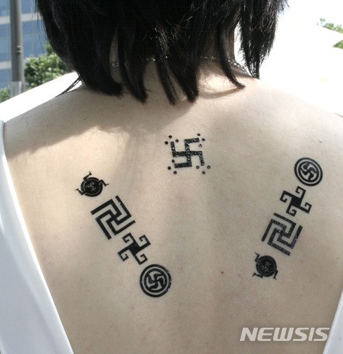 스와스티카 卍, 나치가 왜곡했다…"행운과 행복의 상징일뿐"