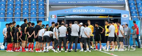 【로스토프나도누(러시아)=뉴시스】고범준 기자 = 2018 러시아월드컵 조별리그 F조 2차전 대한민국과 멕시코의 경기를 앞둔 22일 오후(현지시간) 러시아 로스토프 아레나에서 한국 축구대표팀 신태용 감독이 선수들에게 공식 훈련에 앞서 지시사항을 전달하고 있다.&nbsp; 대한민국 축구 대표팀은 오는 24일 멕시코, 27일 독일과 각각 조별리그를 치른다. 2018.06.22. bjko@newsis.com
