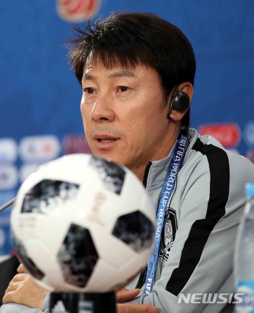 【로스토프나도누(러시아)=뉴시스】고범준 기자 = 2018 러시아월드컵 조별리그 F조 2차전 대한민국과 멕시코의 경기를 앞둔 22일 오후(현지시간) 러시아 로스토프 아레나에서 한국 축구대표팀 신태용 감독이 공식 인터뷰를 하고 있다.&nbsp;&nbsp; 대한민국 축구 대표팀은 오는 24일 멕시코, 27일 독일과 각각 조별리그를 치른다. 2018.06.22. bjko@newsis.com