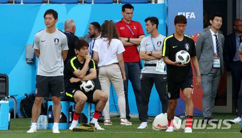 【로스토프나도누(러시아)=뉴시스】고범준 기자 = 2018 러시아월드컵 조별리그 F조 2차전 대한민국과 멕시코의 경기를 앞둔 22일 오후(현지시간) 러시아 로스토프 아레나에서 한국 축구대표팀 기성용이 공식 훈련에 앞서 생각에 잠겨 있다.&nbsp; 대한민국 축구 대표팀은 오는 24일 멕시코, 27일 독일과 각각 조별리그를 치른다. 2018.06.22.&nbsp; bjko@newsis.com