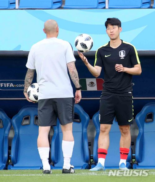 【로스토프나도누(러시아)=뉴시스】고범준 기자 = 2018 러시아월드컵 조별리그 F조 2차전 대한민국과 멕시코의 경기를 앞둔 22일 오후(현지시간) 러시아 로스토프 아레나에서 한국 축구대표팀 손흥민이 차두리 코치와 훈련에 앞서 대화를 하고 있다.&nbsp; 대한민국 축구 대표팀은 오는 24일 멕시코, 27일 독일과 각각 조별리그를 치른다. 2018.06.22.&nbsp; bjko@newsis.com